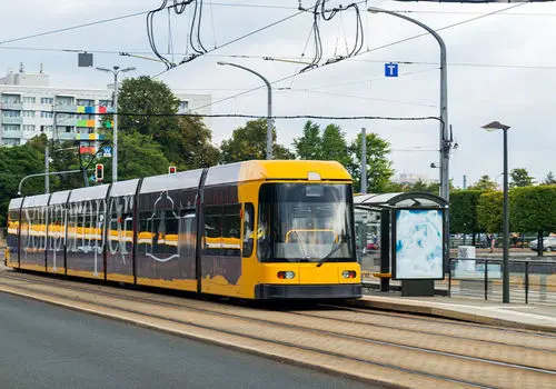 تحولی در حمل‌ونقل شهری جهان؛ معرفی تراموای بدون ریل با سیستم هدایت مجازی+ فیلم