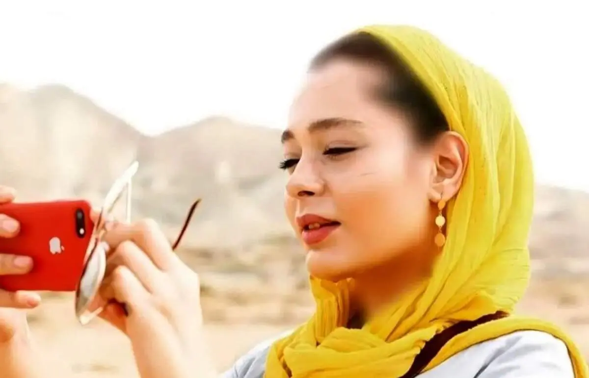عکس سیاه و سفید سانیا سالاری،  بازیگر دلدادگان با ژست غمگین