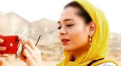 عکس سیاه و سفید سانیا سالاری،  بازیگر دلدادگان با ژست غمگین