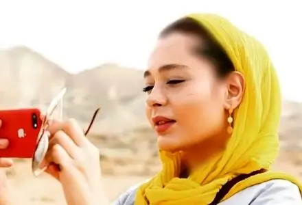 عکس سیاه و سفید سانیا سالاری،  بازیگر دلدادگان با ژست غمگین