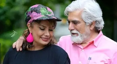 ژست سیگار به دست عاطفه رضوی با لباس‌های سلطنتی