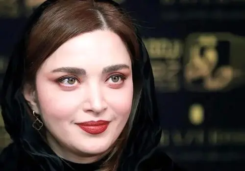 استایل خاص بهنوش طباطبایی در مراسم زنده‌یاد اکبر عبدی