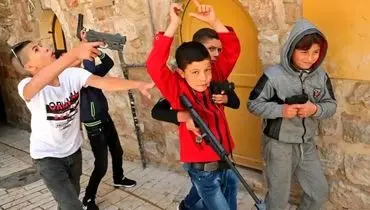 وحشت صهیونیست ها از تصویر یک کودک با تفنگ اسباب بازی+ فیلم