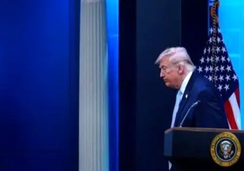 خودنمایی جدید ترامپ با گذرنامه آمریکا