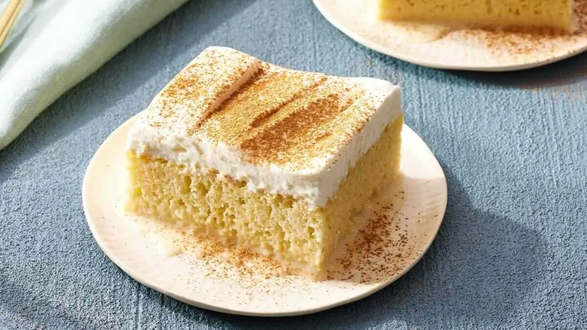 طرز تهیه کیک شنی خانگی با روکش شیرعسلی و نارگیل