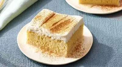 طرز تهیه کیک شنی خانگی با روکش شیرعسلی و نارگیل