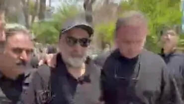  رفتار زشت برخی از مردم در مراسم تشییع اکبر عبدی؛ هجوم برای گرفتن سلفی با رضا عطاران!/ویدیو 