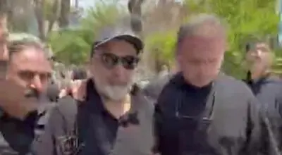  رفتار زشت برخی از مردم در مراسم تشییع اکبر عبدی؛ هجوم برای گرفتن سلفی با رضا عطاران!/ویدیو 