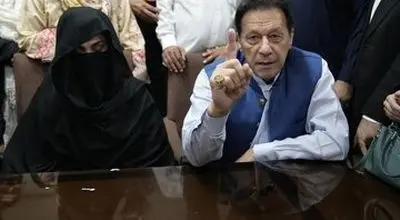 عمران‌خان و همسرش به ۱۷ سال زندان با اعمال شاقه محکوم شدند