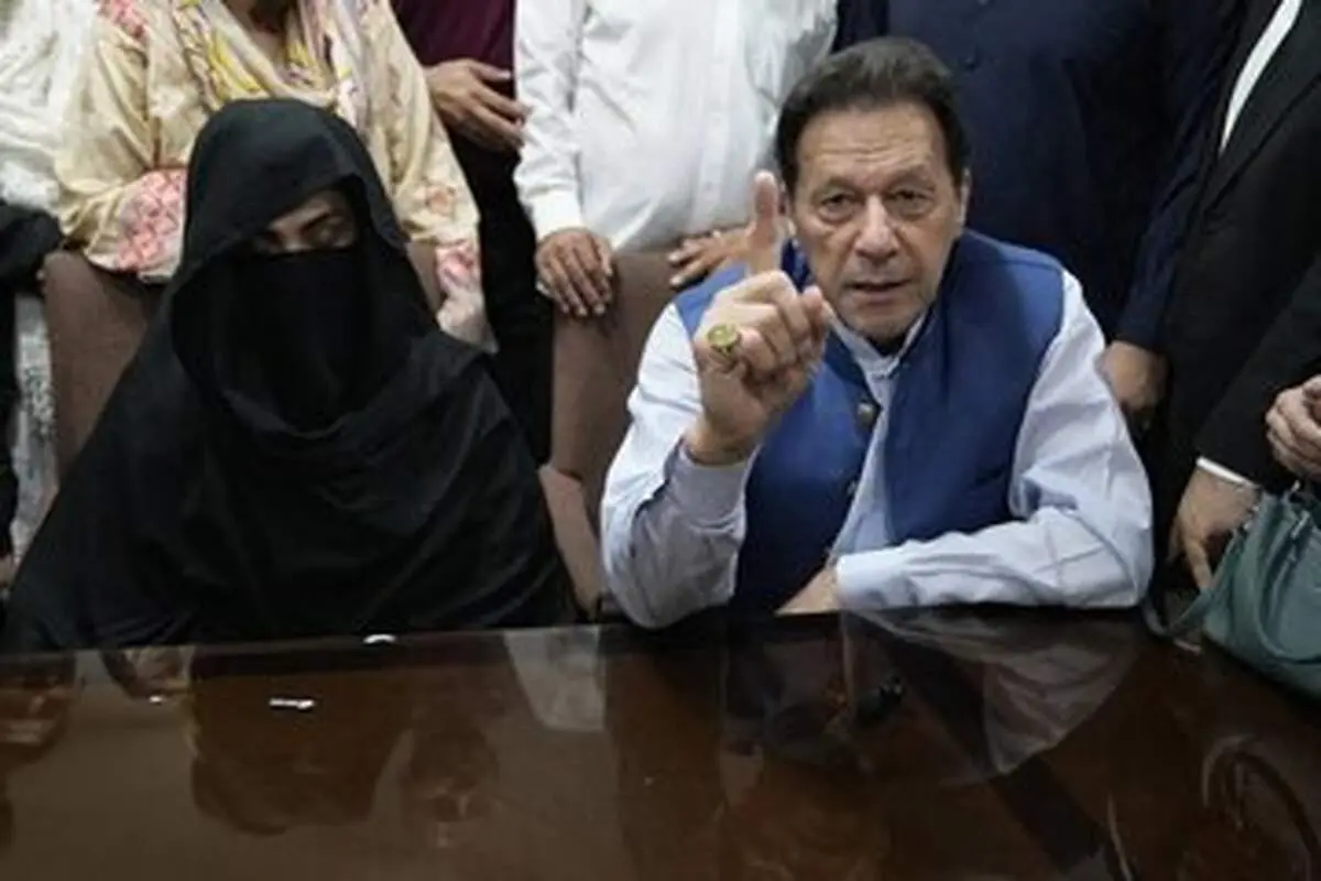 عمران‌خان و همسرش به ۱۷ سال زندان با اعمال شاقه محکوم شدند