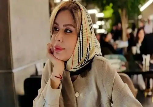 ظاهر متفاوت خانم مجری خارج از قاب تلویزیون