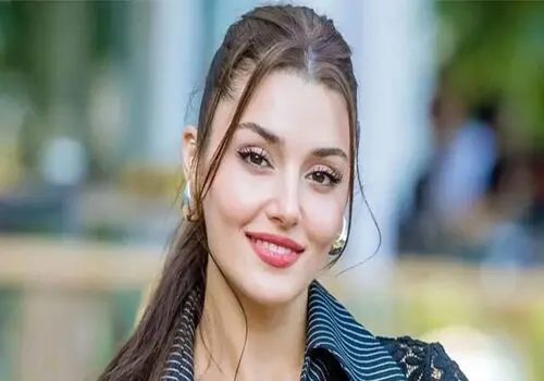 لحظه عاشقانه هانده ارچل و نامزدش در پاریس