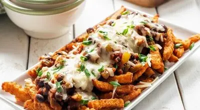 شام امشب با من: سیب‌زمینی سرخ‌شده با تاپینگ چیلی لوبیا!