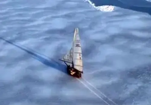 رخداد کم‌نظیر حرکت قایق روی خلیج یخ‌بسته/ویدیو 