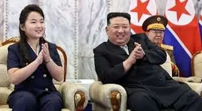 تصاویر دختر نوجوان رهبر کره شمالی درحال تماشای رژه نظامی