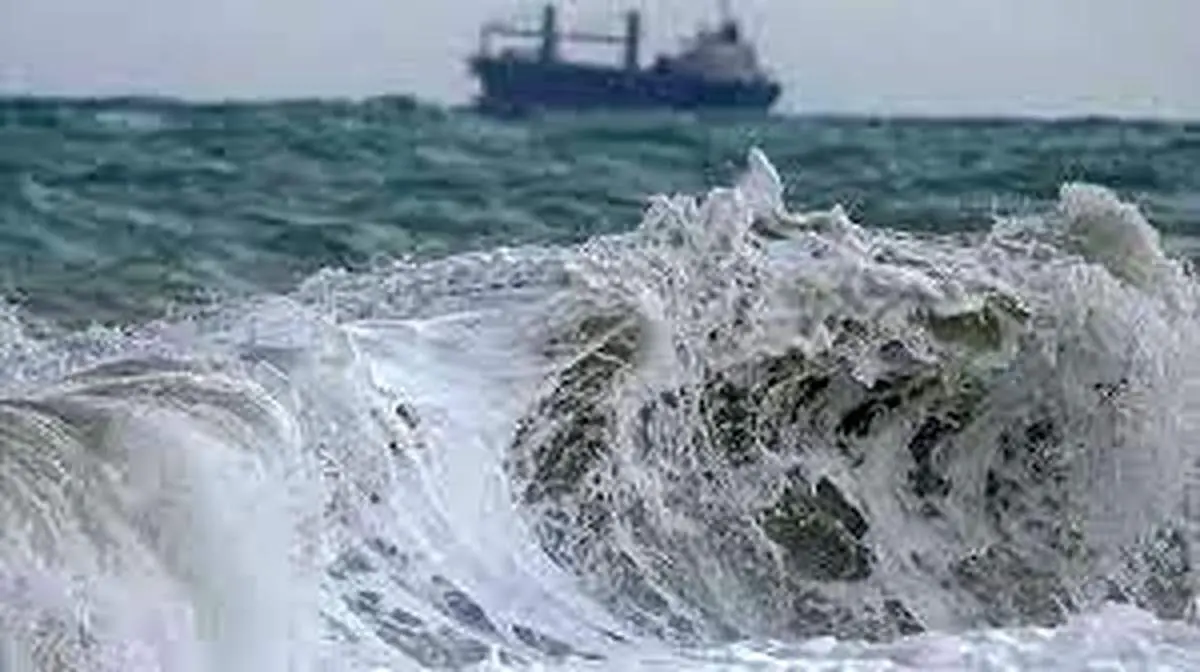 طوفان سهمگین در سواحل چابهار؛ بیش از ۱۰ لنج ماهیگیری غرق شد +فیلم