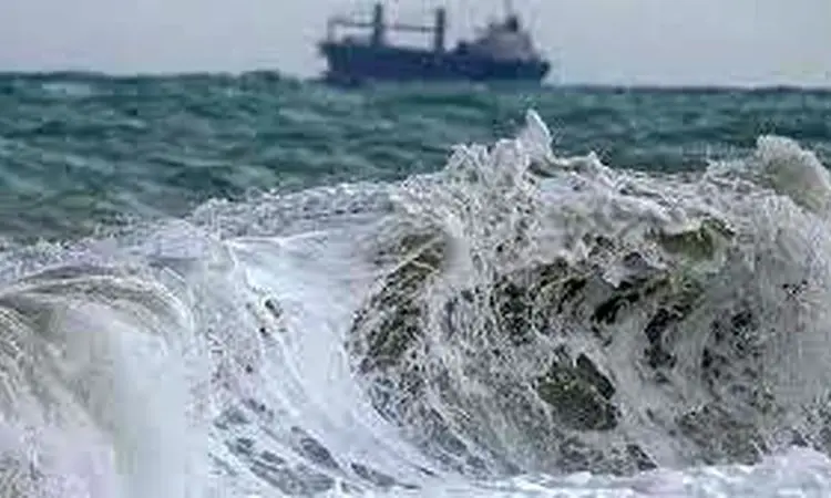 طوفان سهمگین در سواحل چابهار؛ بیش از ۱۰ لنج ماهیگیری غرق شد +فیلم