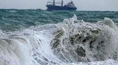 طوفان سهمگین در سواحل چابهار؛ بیش از ۱۰ لنج ماهیگیری غرق شد +فیلم