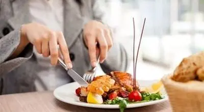 راهکارهایی برای کم کردن سرعت هنگام غذا خوردن
