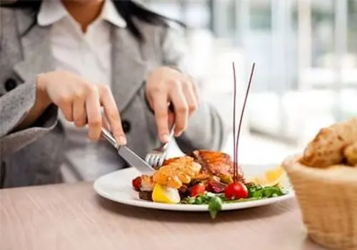 راهکارهایی برای کم کردن سرعت هنگام غذا خوردن
