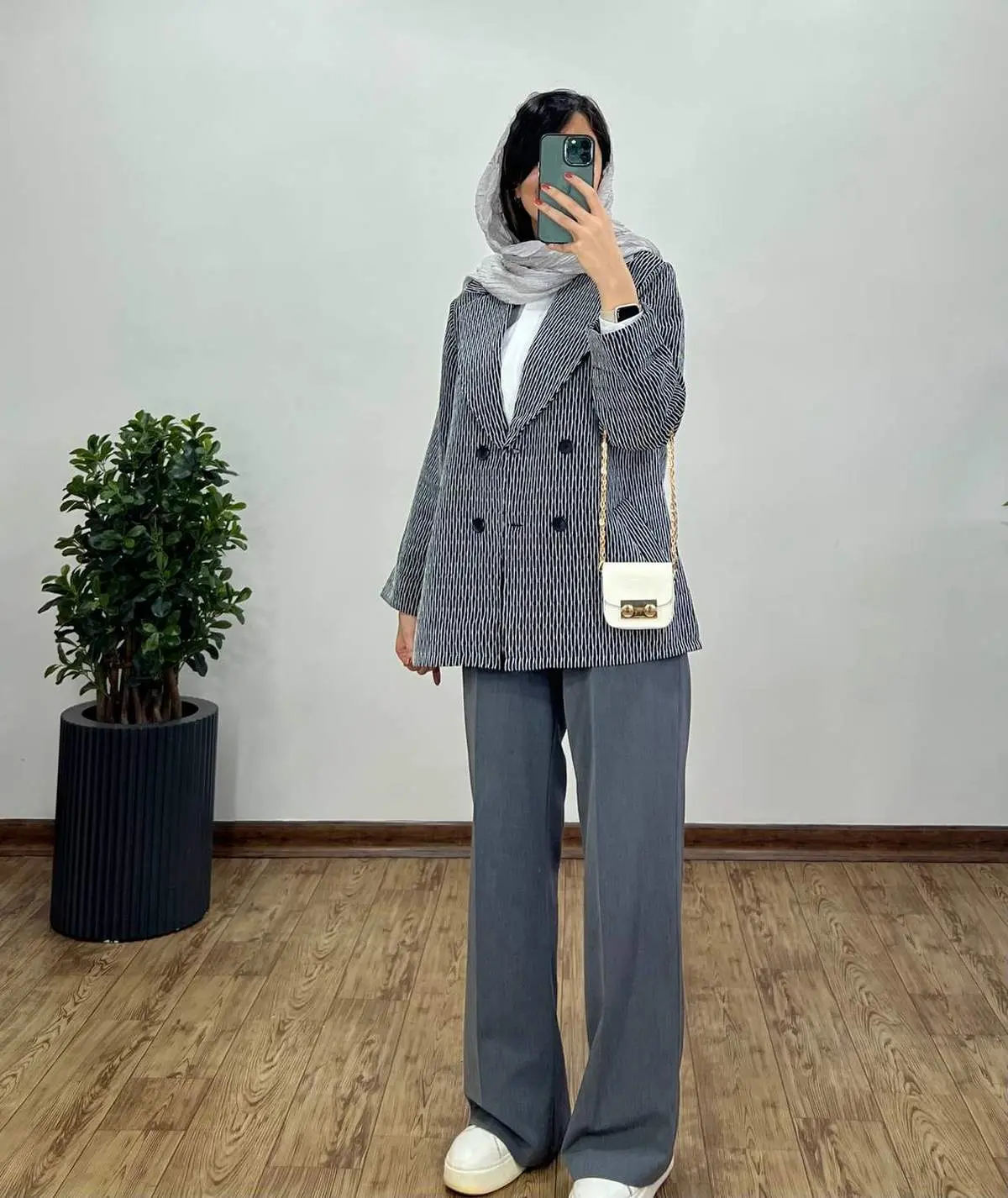 راهنمای جامع خرید آنلاین لباس زنانه: سایت لباس زنانه، خرید شلوار جین و مانتو زنانه