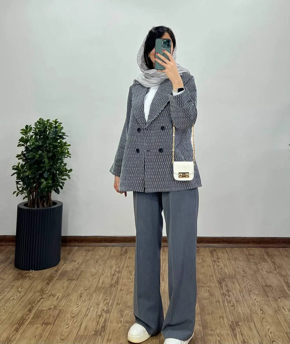 راهنمای جامع خرید آنلاین لباس زنانه: سایت لباس زنانه، خرید شلوار جین و مانتو زنانه