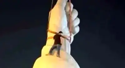نصب مجسمه مشت گره شده رهبر شهید در میدان انقلاب/ویدیو 