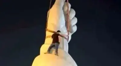 نصب مجسمه مشت گره شده رهبر شهید در میدان انقلاب/ویدیو 