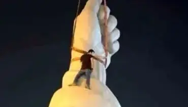 نصب مجسمه مشت گره شده رهبر شهید در میدان انقلاب/ویدیو 