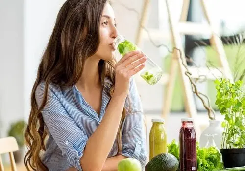 چرا جرعه جرعه نوشیدنآب بهتر است؟