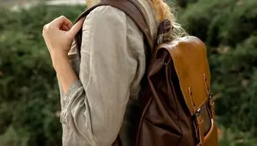 شخصیت شناسی با مدل در دست گرفتن کیف