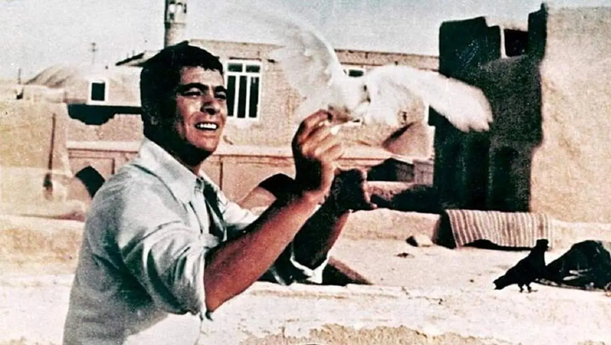 عکس/ صف جلوی سینما، هنگام اکران فیلم طوقی؛ سال ۱۳۴۹