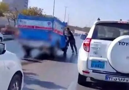 حرکت عجیب راننده نیسان پس از تصادف در مشهد!/ویدیو 