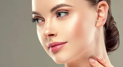 هیالورونیک اسید چگونه بر زیبایی پوست اثر می‌گذارد؟

