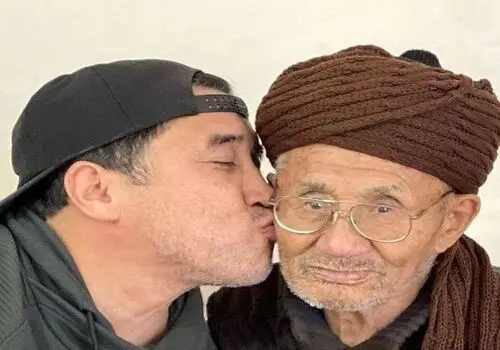 
واکنش خداداد به غیبت قلعه‌نویی در مراسم ختم پدرش
