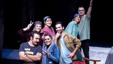 عکس‌هایی از پشت صحنه یک تئاتر: از ژست‌های رمانتیک تا فشن پاییزی بازیگران!