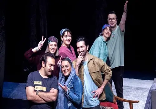 عکس‌هایی از پشت صحنه یک تئاتر: از ژست‌های رمانتیک تا فشن پاییزی بازیگران!