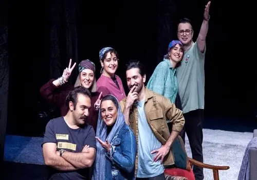  «فاطیما بهارمست» در کودکی و در کنار «عمو پورنگ»؛ اوایل دهه 80