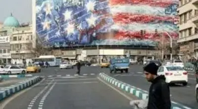 دیوارنگاره میدان انقلاب با شعار کشتن ترامپ آپدیت شد