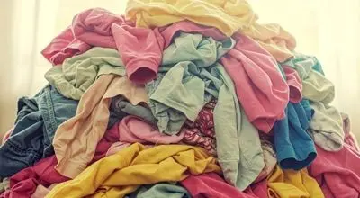 با این 7 اشتباه رایج در شستن لباس‌ها، عمر آن‌ها را کوتاه کنید!