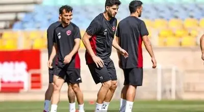 بازیکنان اصلی پرسپولیس در سالن بدنسازی، سایرین روی زمین چمن