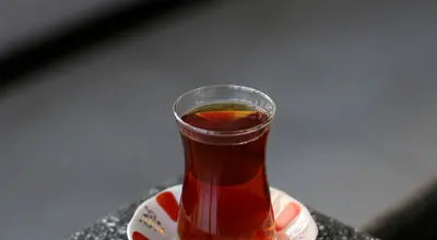 چه کسانی نباید در نوشیدن چای زیاده‌روی کنند؟