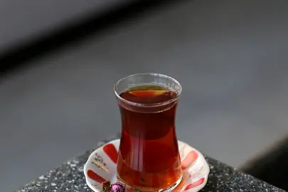 چه کسانی نباید در نوشیدن چای زیاده‌روی کنند؟