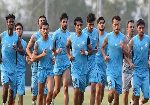 ساپینتو برای سوپرجام با تراکتور سند جمع‌آوری می‌کند
