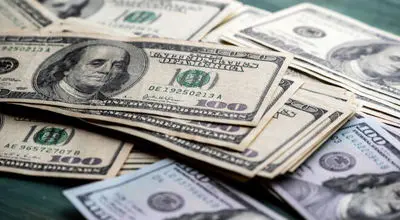 رشد قوی اقتصاد، اما دلار بی‌جان؛ بازار همچنان چشم‌انتظار مسیر فدرال‌رزرو