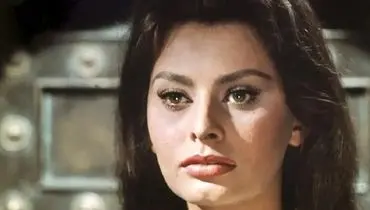 عکسی از سوفیا لورن در حال آماده شدن برای دیدار با ملکه الیزابت