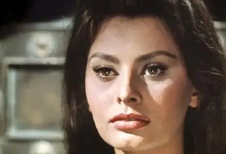 عکسی از سوفیا لورن در حال آماده شدن برای دیدار با ملکه الیزابت