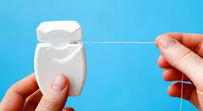 فواید شگفت‌انگیز نخ دندان؛ از پیشگیری پوسیدگی تا حفظ سلامت لثه‌ها
