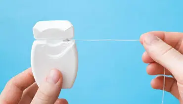 فواید شگفت‌انگیز نخ دندان؛ از پیشگیری پوسیدگی تا حفظ سلامت لثه‌ها
