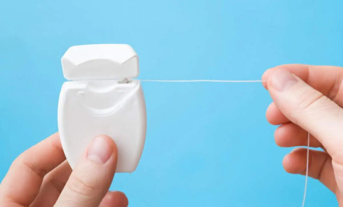 فواید شگفت‌انگیز نخ دندان؛ از پیشگیری پوسیدگی تا حفظ سلامت لثه‌ها